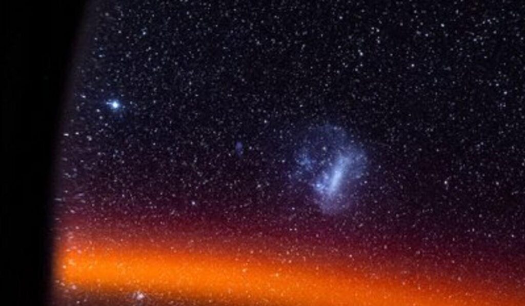 Astronauta Donald Pettit compartilha fotos de estrelas vistas da ISS, destacando a beleza do espaço e a tecnologia usada para capturá-las.